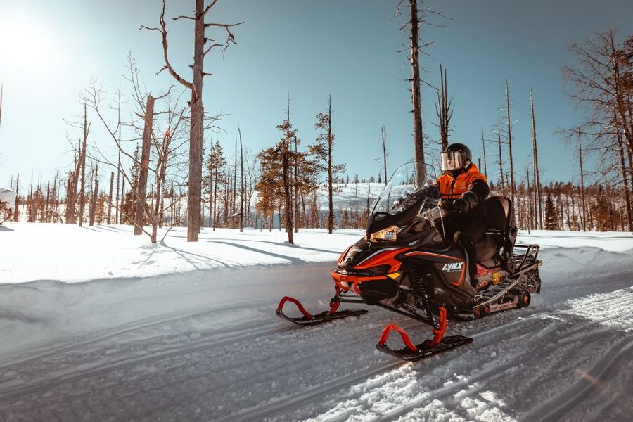 Saariselkä: Snowmobile Adventure for Adults - Short stops for hot drinks and photos