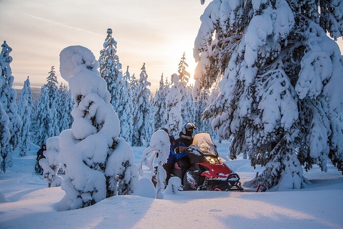 Scenic Snowmobile Safari in Saariselkä - Learning to handle the snowmobile