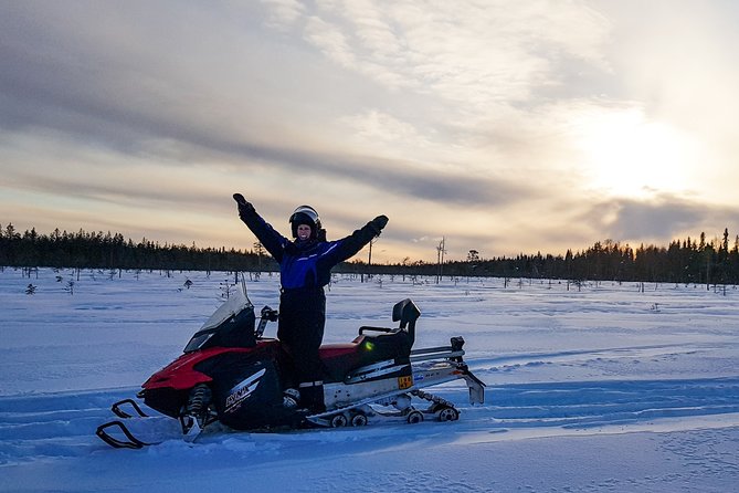 Snowmobile Driving - Morning start - Learning the snowmobile controls before setting off