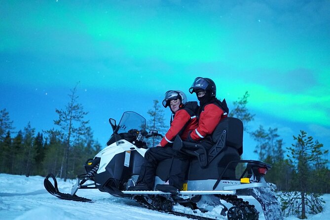 Snowmobile Photography Trip to the Aurora - Who will enjoy this night most?
