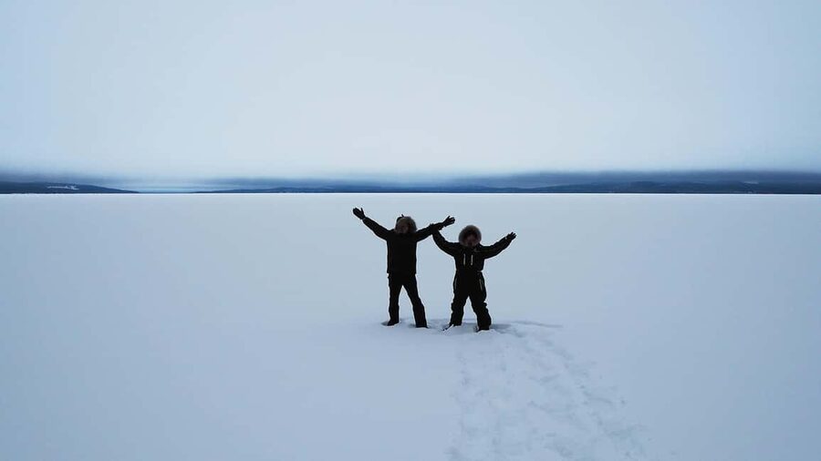 Snowshoe experience with traditional beverages in Lapland - Learning the snowshoe step