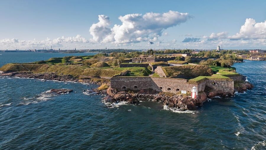 Suomenlinna: Guided Walking Tour with an Authorized Guide - Great Courtyard and the fortress story