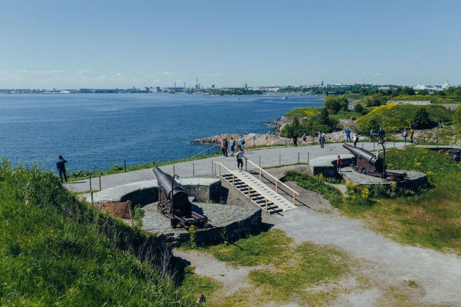 Suomenlinna: Private Tour with an Authorized Guide - Meeting the guide after the ferry