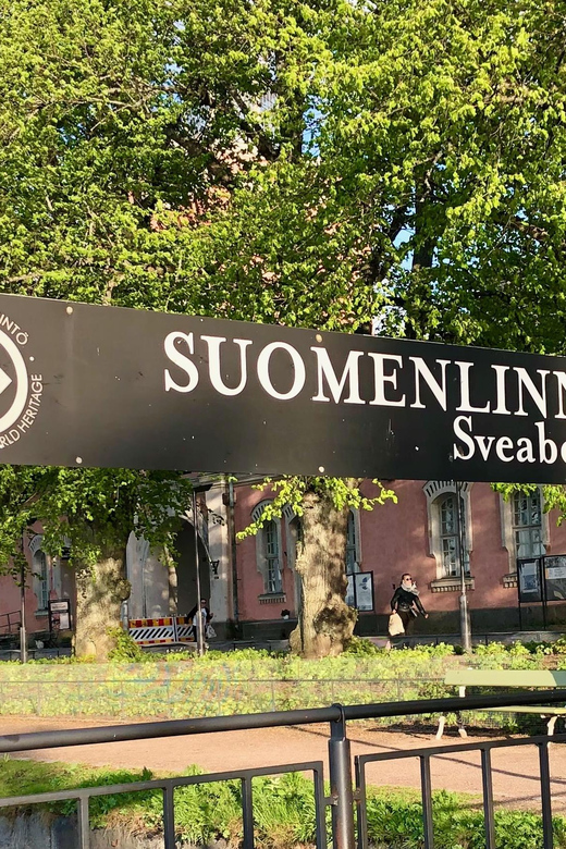 Suomenlinna tour in French with Doro - King’s Gate, the island’s famous approach