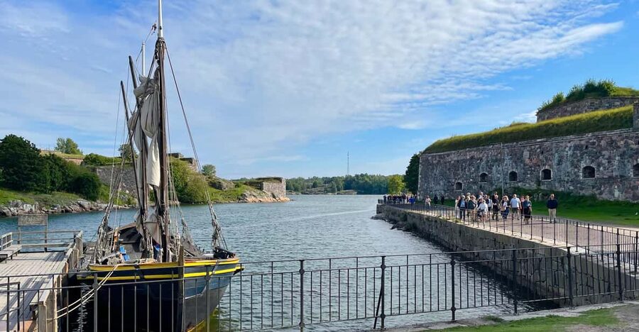 Suomenlinna tour in French with Doro - Suomenlinna Church and the first steps