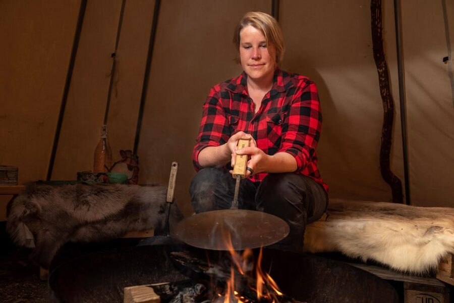 Ylläs: Fireside tasting in a traditional lavvo - A fireside meal rather than a standard Lapland dinner
