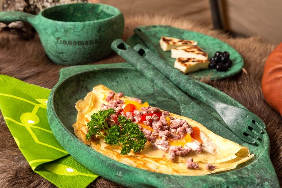Ylläs: Fireside tasting in a traditional lavvo - The first course: smoked reindeer pancakes