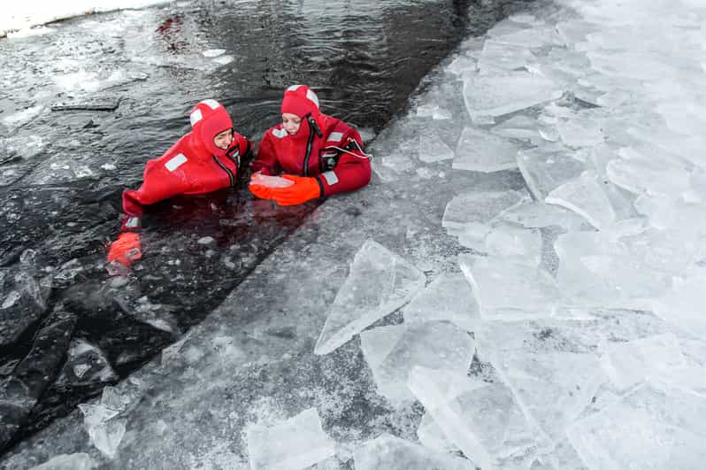 Ylläs: Lake Ylläsjärvi Ice-Floating Experience - Lying among the ice blocks