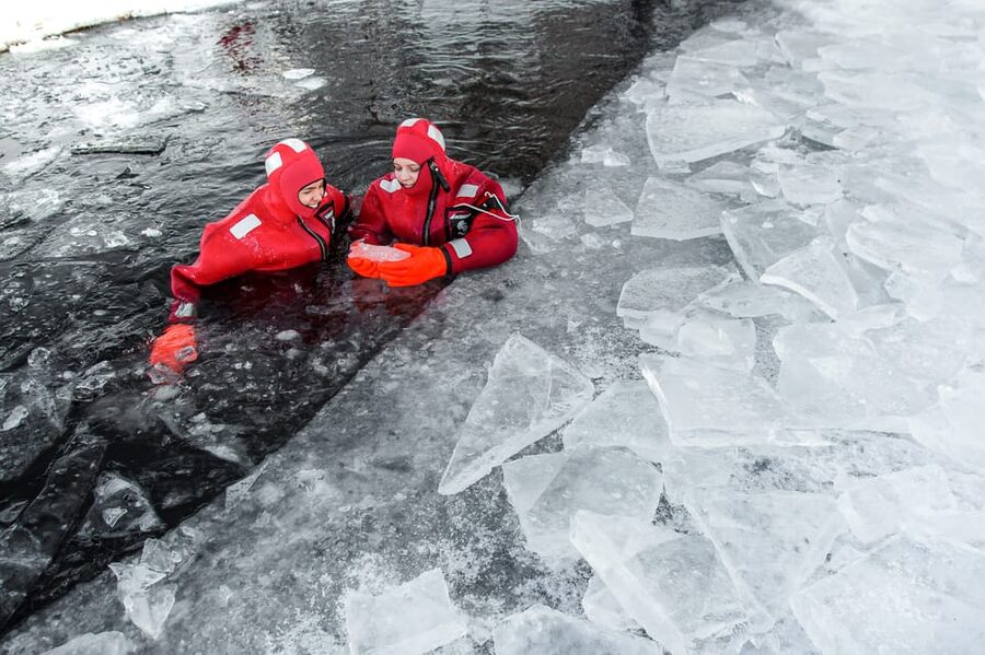 Ylläs: Lake Ylläsjärvi Ice-Floating Experience - Warm drinks and cookies by the campfire