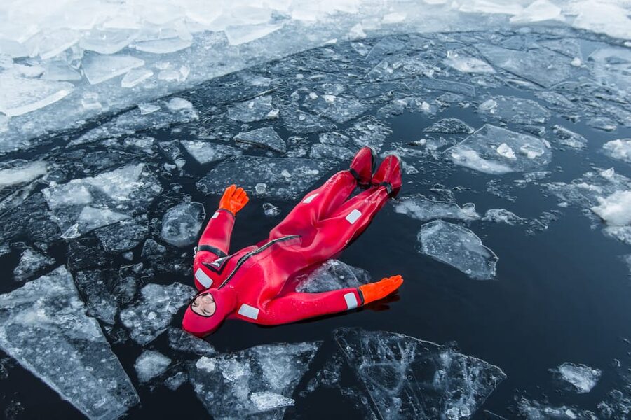 Ylläs: Northern Lights Ice-Floating Experience with Transfer - A strange and peaceful way to meet a frozen lake