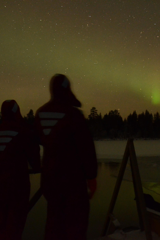 Ylläs: Seeking Northern Lights Photo Tour - Hot drinks, gingerbread, and the cold