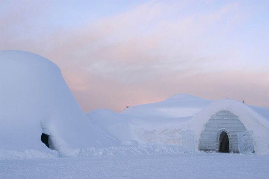 Ylläs: Snowmobile Tour to Arctic Snow Village & Snack - Riding from Ylläs into the snowy wilderness