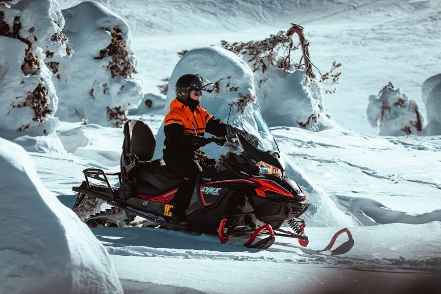Ylläs: Wilderness Snowmobile Tour - Learning to handle the snowmobile
